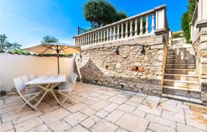 Maisons de vacances Nice home in Magalas with 4 Bedrooms, Internet and Outdoor swimming pool : photos des chambres