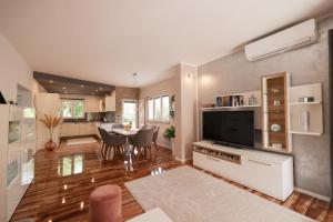 Pool apartment with traditional Dalmatian Konoba