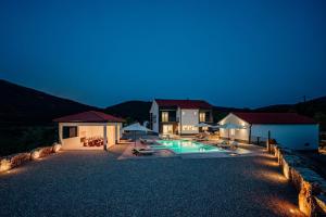 Vila Agape with a pool, football and tennis court