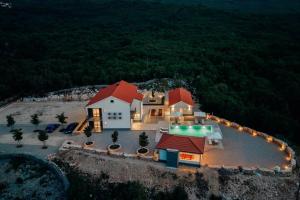 Vila Agape with a pool, football and tennis court