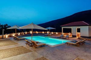 Vila Agape with a pool, football and tennis court