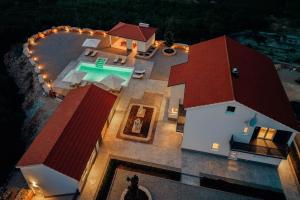 Vila Agape with a pool, football and tennis court