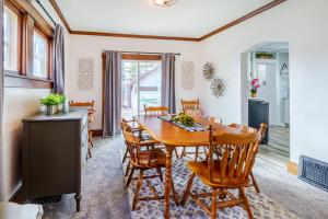 King Bed, Stocked Kitchen, Easy Driveway Parking, 2mi to Downtown & Coliseum