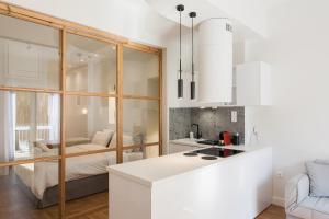 Discover Athens center by foot, from bright 1BDR!