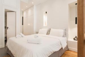 Discover Athens center by foot, from bright 1BDR!