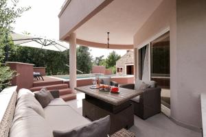 Pool apartment with traditional Dalmatian Konoba