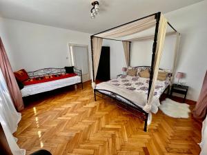 Anton Pann House - Entire house below the citadel