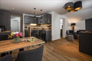 Two-Bedroom Apartment room in Hotel Hubertus Garni