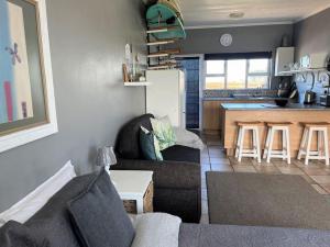 Casual, beachy and 100m to Seals Surf Spot