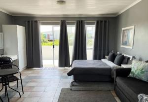 Casual, beachy and 100m to Seals Surf Spot