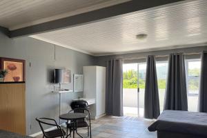 Casual, beachy and 100m to Seals Surf Spot