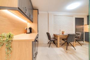 Deluxe and Central Garden Apartment