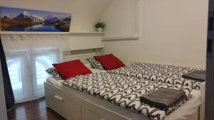 Eiffel-T45 Five Bedroom Central Apartment