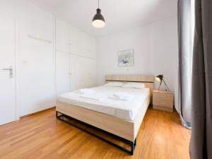 Metamorfoseos Spacious 120sqm apt in Alimos