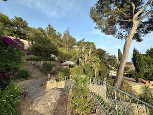 Grand T2 très lumineux en rez de jardin villa