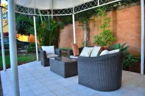 Room in Villa - The blue room is an accent of modernity in the silence of the surrounding garden - Ambohibato