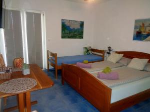 Studio Apartment in Biograd na Moru with Balcony, Air Conditioning, Wi-Fi, Dishwasher (4818-3)