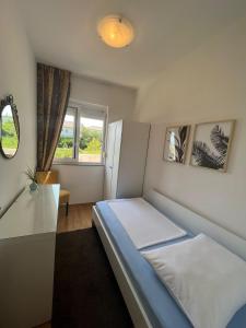 Apartment in Banjol with balcony, air conditioning, WiFi, dishwasher 4888-1 