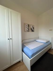 Apartment in Banjol with balcony, air conditioning, WiFi, dishwasher 4888-1 