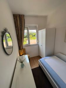 Apartment in Banjol with balcony, air conditioning, WiFi, dishwasher 4888-1 
