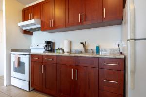 Fully Equipped 23rd Floor Condo at the Waikiki Banyan condo