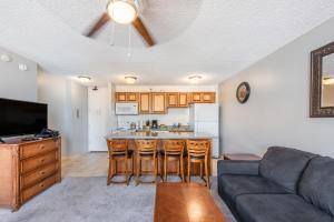 Waikiki Banyan High Level Condo with Private Lanai condo