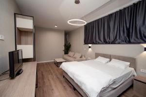 GRIFFON BAR FOOD APARTMENTS