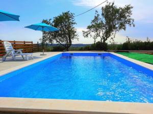 Holiday Home For 8 people, POOL + SEA view