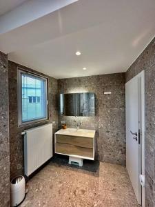 Sunny apartment @theater area