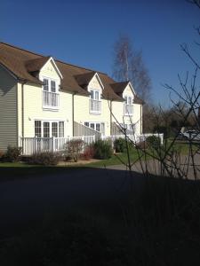 Liming Lodge - Lakeside Home in the Cotswolds