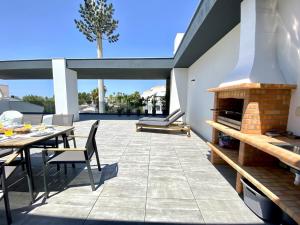 Tavira Grand Balcony With Pool by Homing