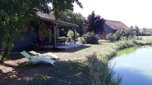 Maisons de vacances Chalet au bord d'un etang, pres d'une ferme pedagogique : photos des chambres