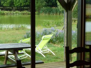 Maisons de vacances Chalet au bord d'un etang, pres d'une ferme pedagogique : photos des chambres