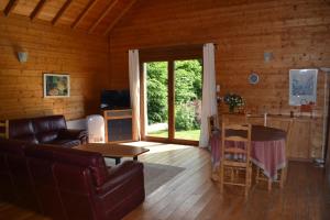 Maisons de vacances Chalet au bord d'un etang, pres d'une ferme pedagogique : photos des chambres