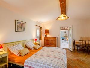 Maisons de vacances Holiday Home Domaine de Rochebrune-2 by Interhome : photos des chambres