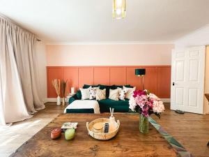 Charming spacious 2BR Flat near station plus parking