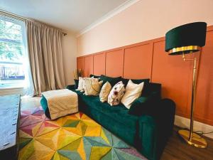 Charming spacious 2BR Flat near station plus parking