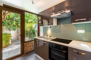 Appartements House - Sunlit haven with outdoor terrace, garage and metro 14, RER B : photos des chambres