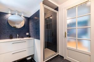 Appartements House - Sunlit haven with outdoor terrace, garage and metro 14, RER B : photos des chambres
