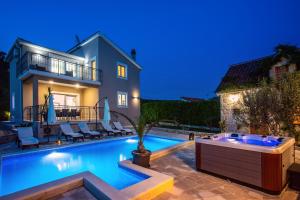VIP Luxury villa with a heated pool and jacuzzi-Grannys Gold