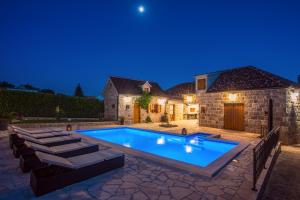 VIP Luxury villa with a heated pool and jacuzzi-Grannys Gold