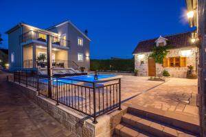 VIP Luxury villa with a heated pool and jacuzzi-Grannys Gold