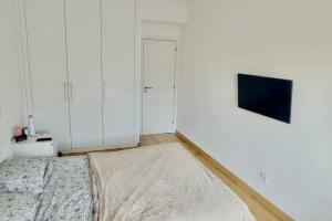 Lisbon South Bay 3 Bedroom Apartment with Sunny Terrace