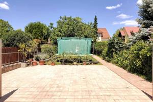 Flóra House 3 minutes from Lake Balaton