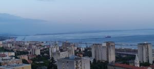 QR Apartment for Family, Couples, and Friends stay in Rijeka