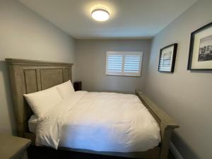 Entire waterfront cottage in carrying place