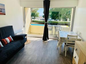 Appartements Studio a 2 min a pied de la plage, du port ostreicole et a 5 min du centre-ville ! : photos des chambres