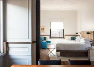 Signature Suite, 1 King room in Noelle Nashville a Tribute Portfolio Hotel