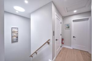 Lake view cottage with three ensuites and elevator