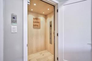 Lake view cottage with three ensuites and elevator